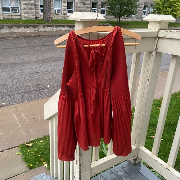 Size Small Red Shoulder Eyelet Top from Mendicino - Picture 2 of 3